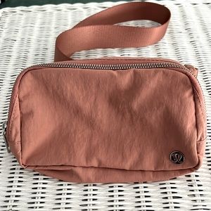 LULULEMON Everywhere Belt bag in twilight rose